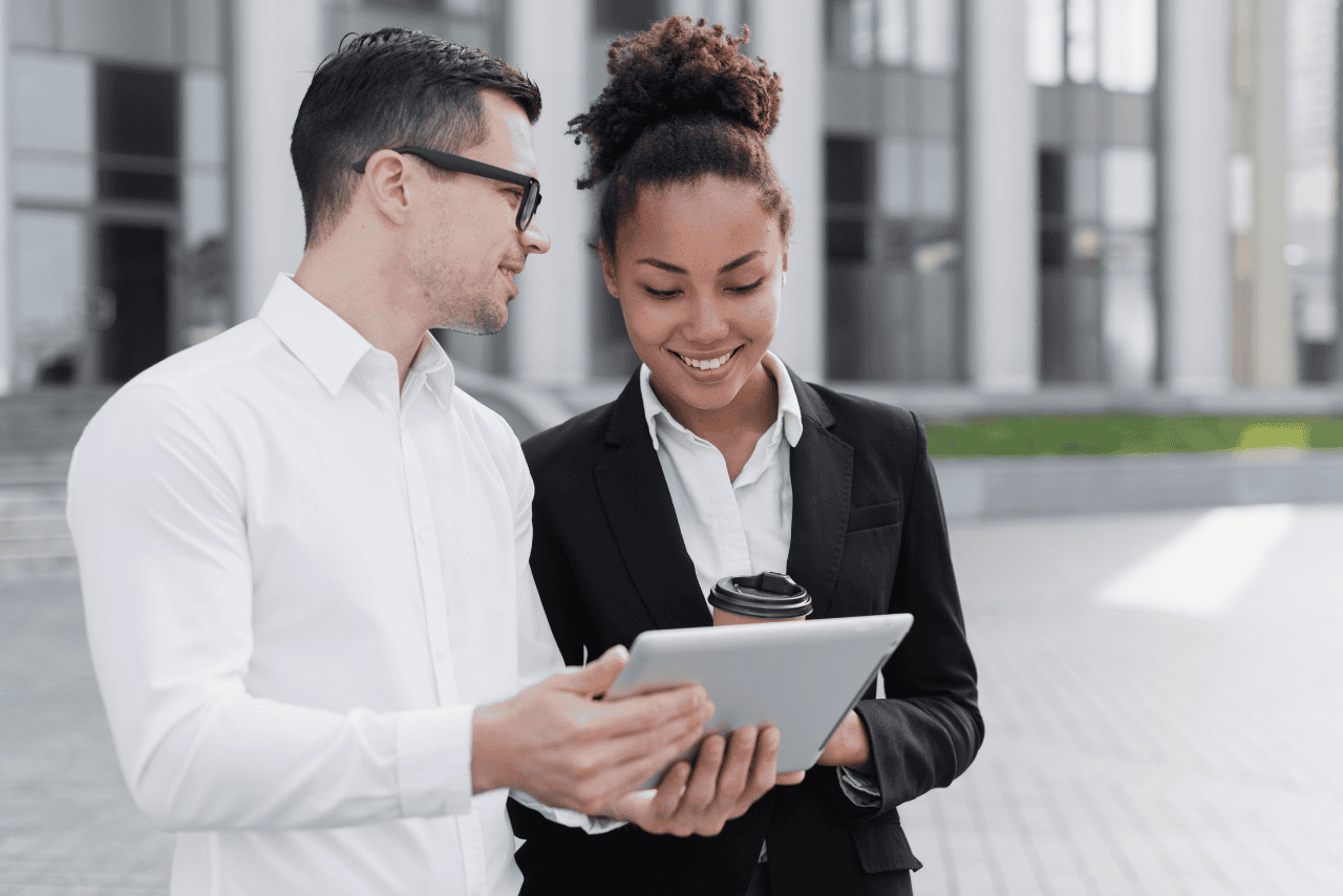 A manager speaking with a marketing assistant